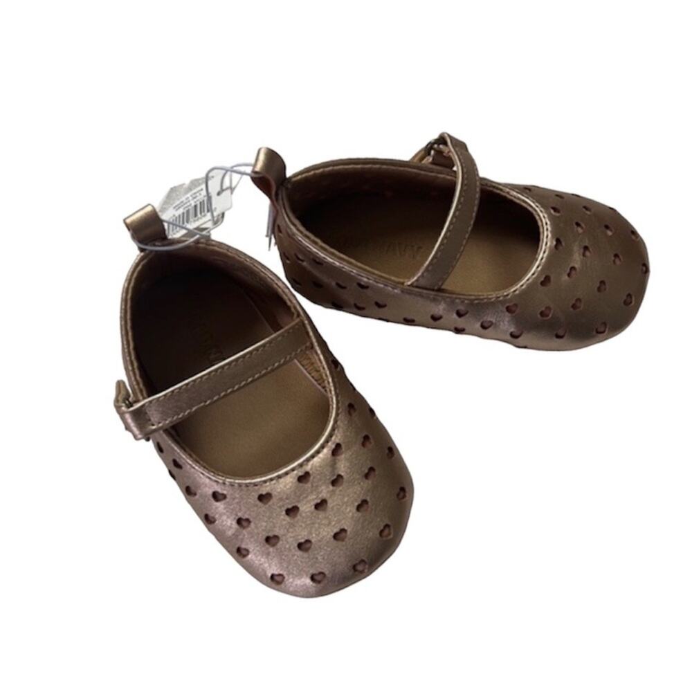 Old Navy Perforated Hearts Mary Jane Shimmer Baby Shoes 
Sz 12-18M